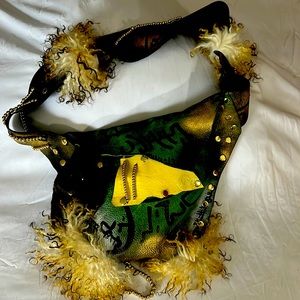 Women’s cross body available in a variety of colors and styles